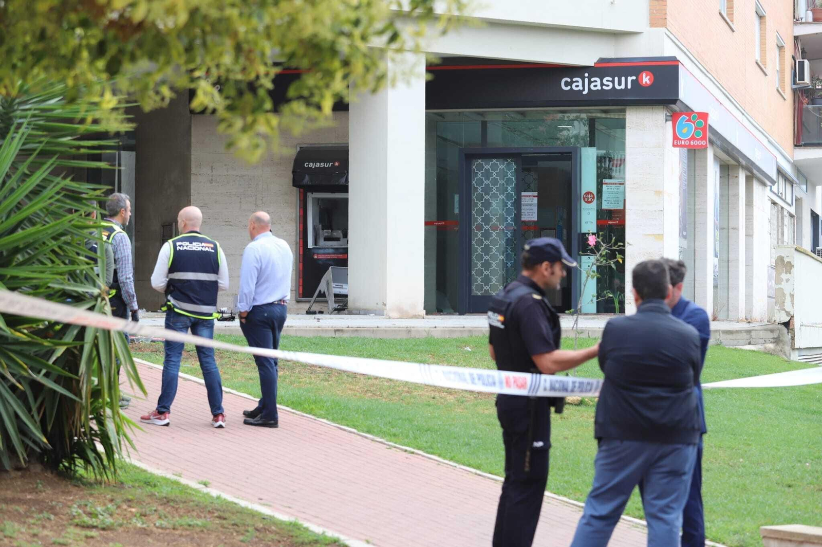 Las imágenes del atraco a un cajero automático en Huelva