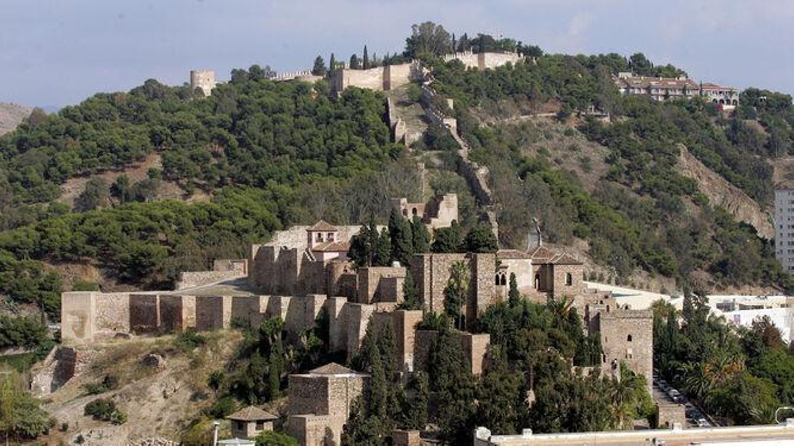 La Alcazaba y la subida amurallada al Castillo de Gibralfaro. La Alcazaba y la subida amurallada al Castillo de Gibralfaro.