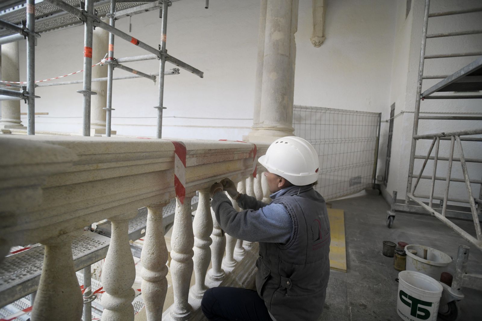 Un operario trabaja en la restauración del Hospital Real