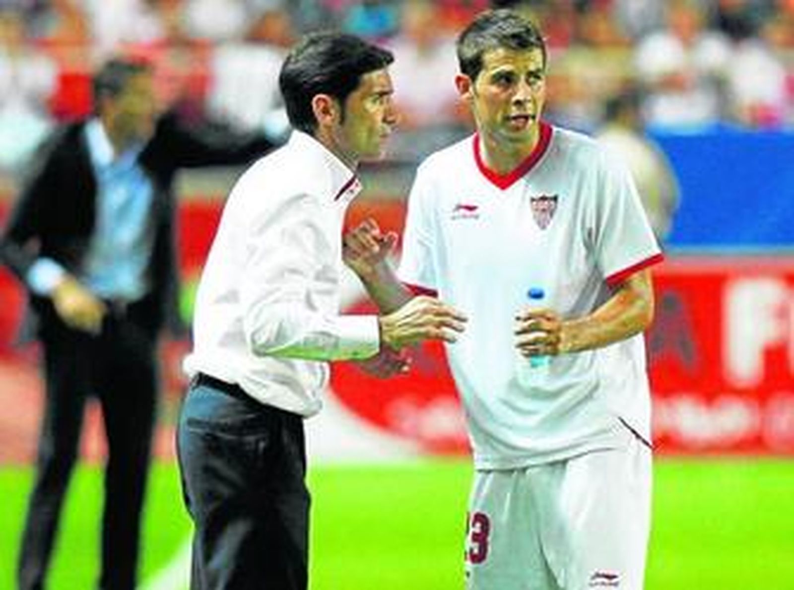 Coke se acerca a la banda para recibir las instrucciones de Marcelino.