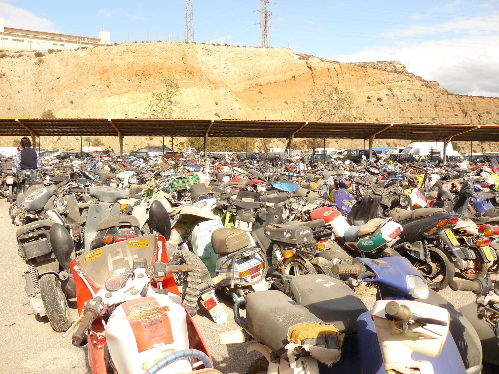 Hileras de motos en el depósito municipal de El Puche.