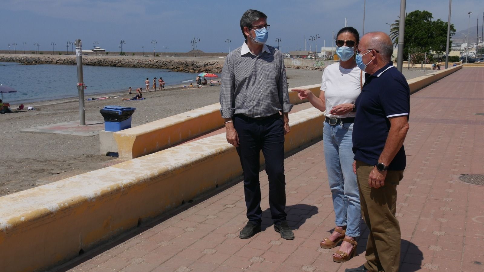 El alcalde, Manuel Cortés, en la costa abderitana.