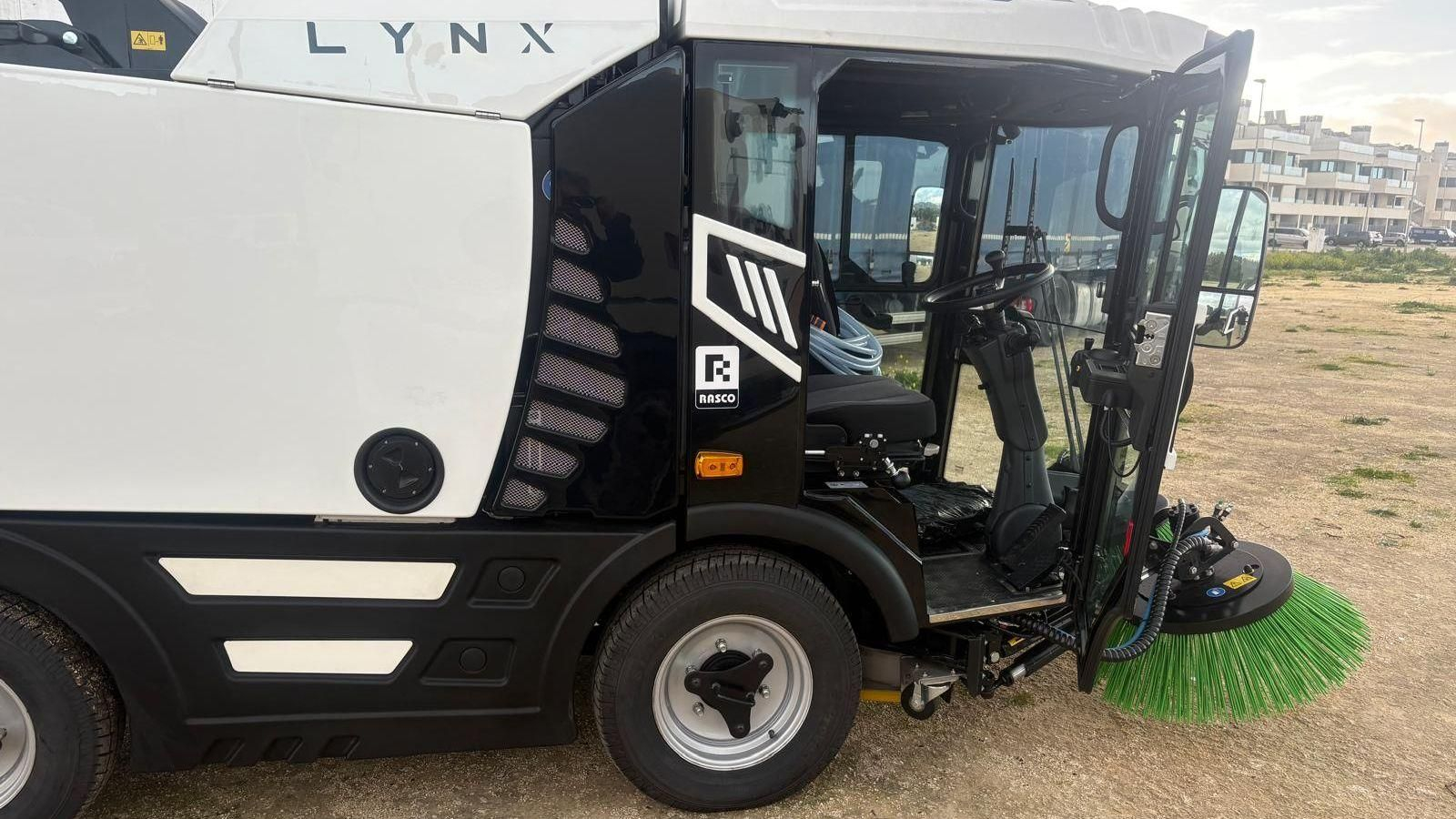 Tarifa refuerza su servicio de limpieza con nueva maquinaria.