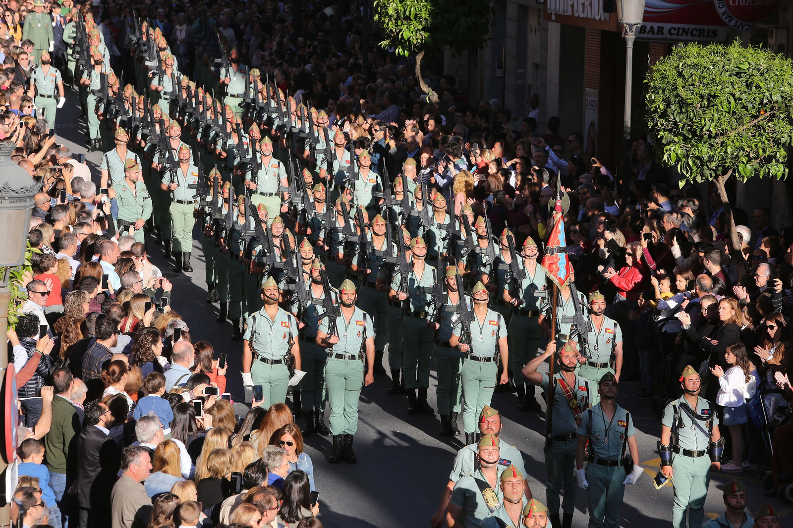 Procesión del Cristo de la Vera Cruz, escoltado por la Legión en las calles de Huelva