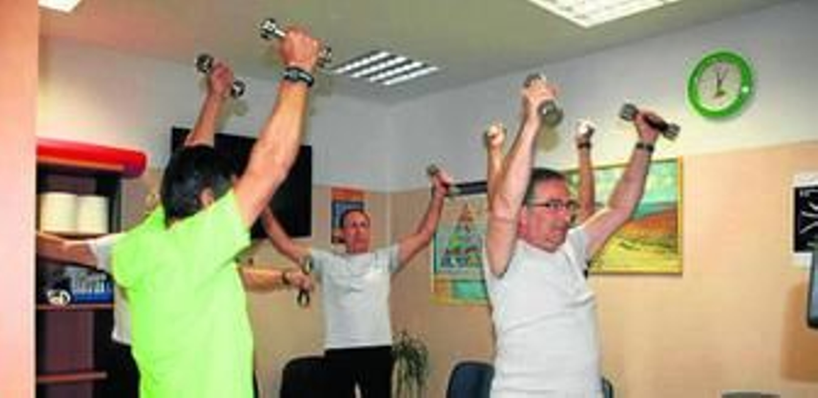 Varios enfermos realizando ejercicios en el centro hospitalario.