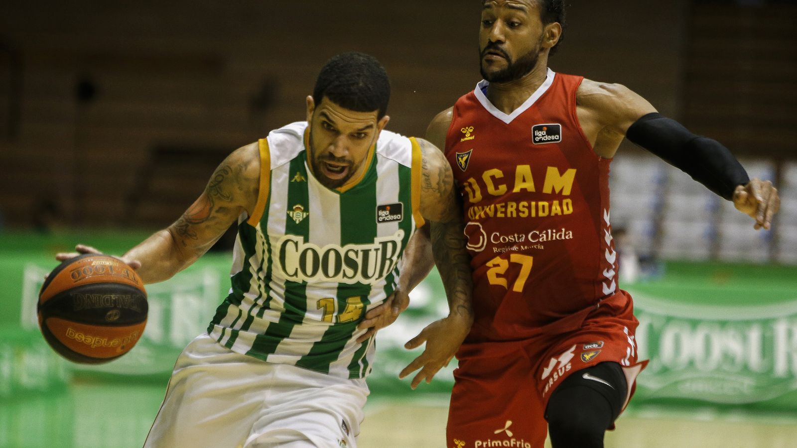 Feldeine trata de avanzar defendido por Rojas.