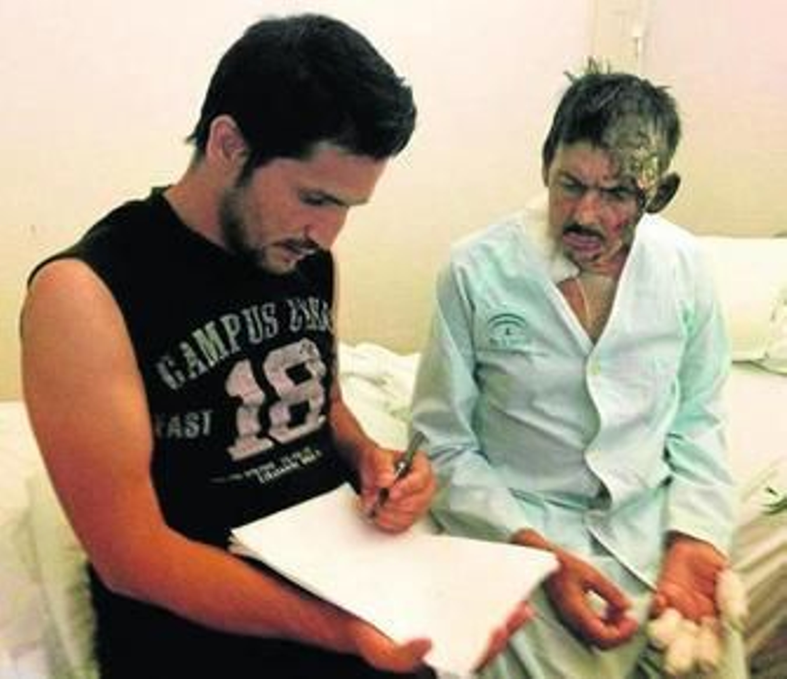 Sebastián, con quemaduras en la cara y en la mano izquierda, en su habitación de hospital Virgen Macarena.