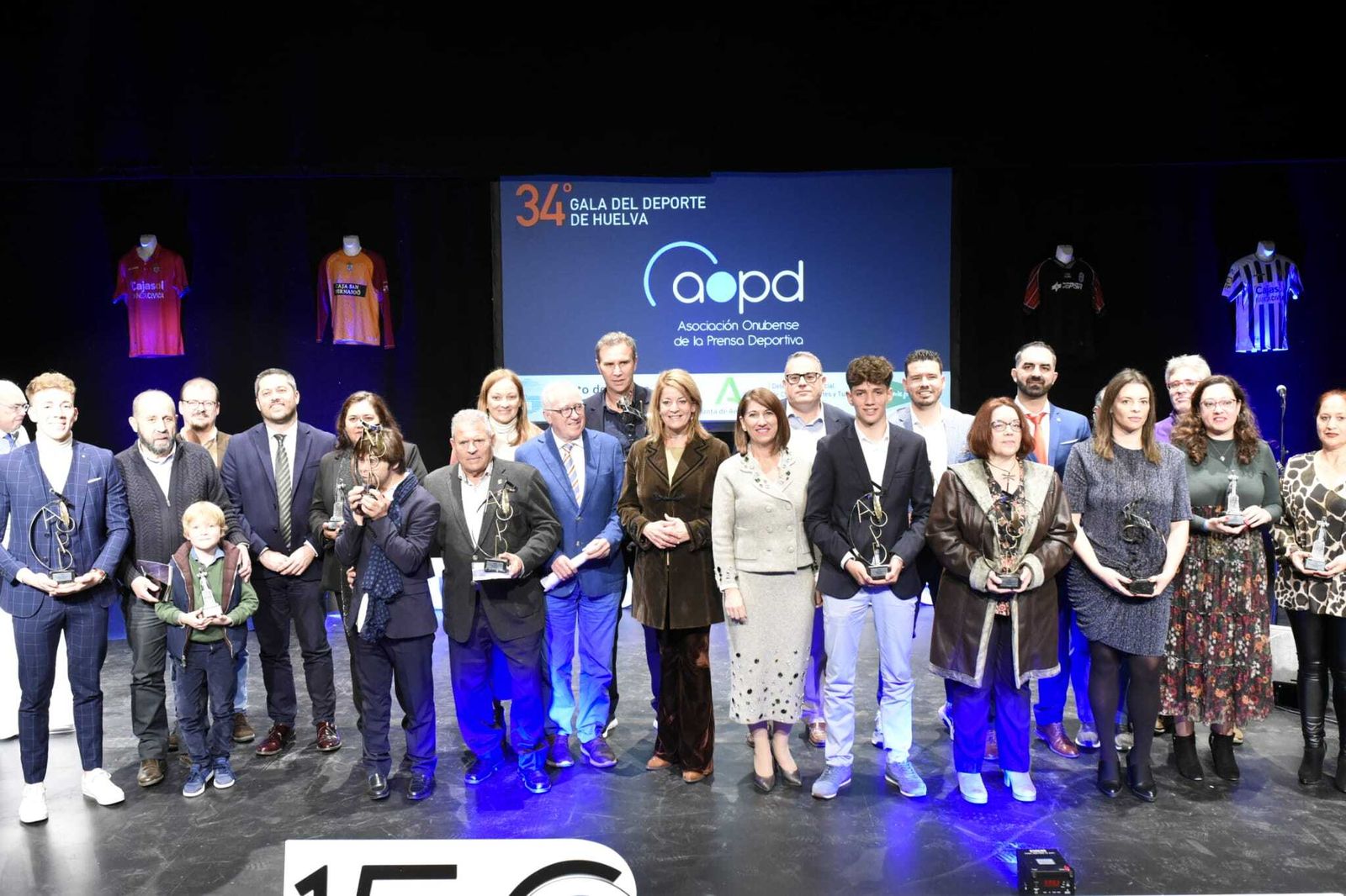 Foto de familia de los premiados y autoridades en la Gala del Deporte.