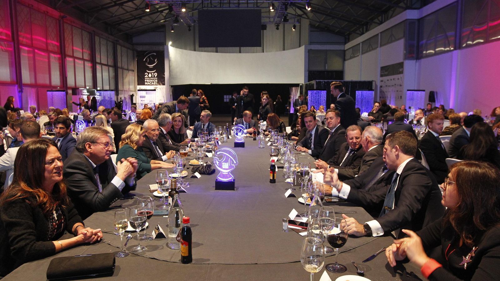 La mesa presidencial, con las principales autoridades institucionales, entre ellas, los consejeros de Agricultura y Hacienda.