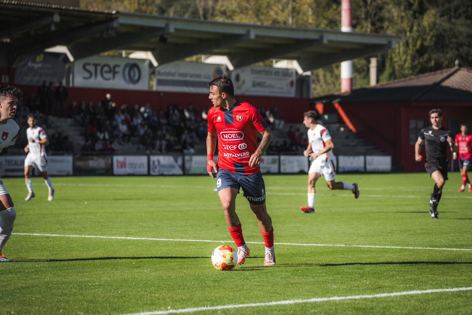 Iván Breñé, en un encuentro de la actual temporada en las filas de la UE Olot.