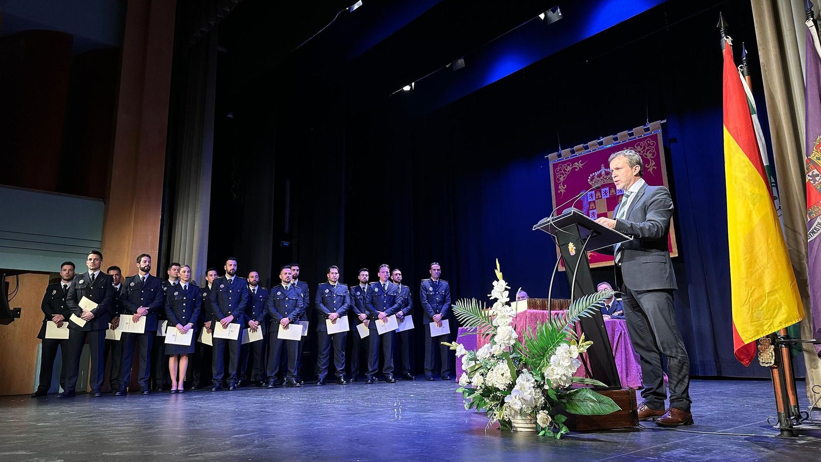 Toma posesión de policías locales.