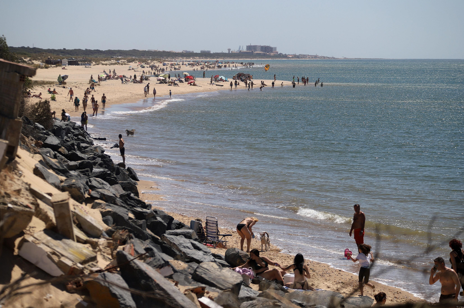 Imágenes del ambiente en la playa en la mañana del domingo en Huelva