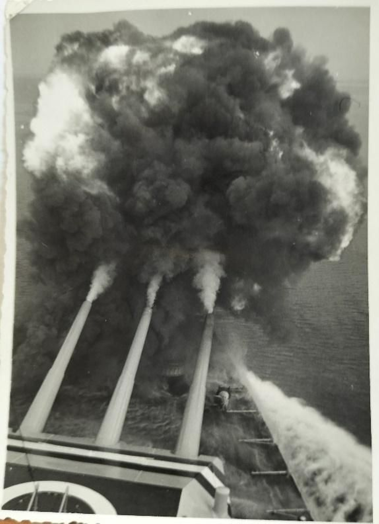 Torre triple de proa abriendo fuego