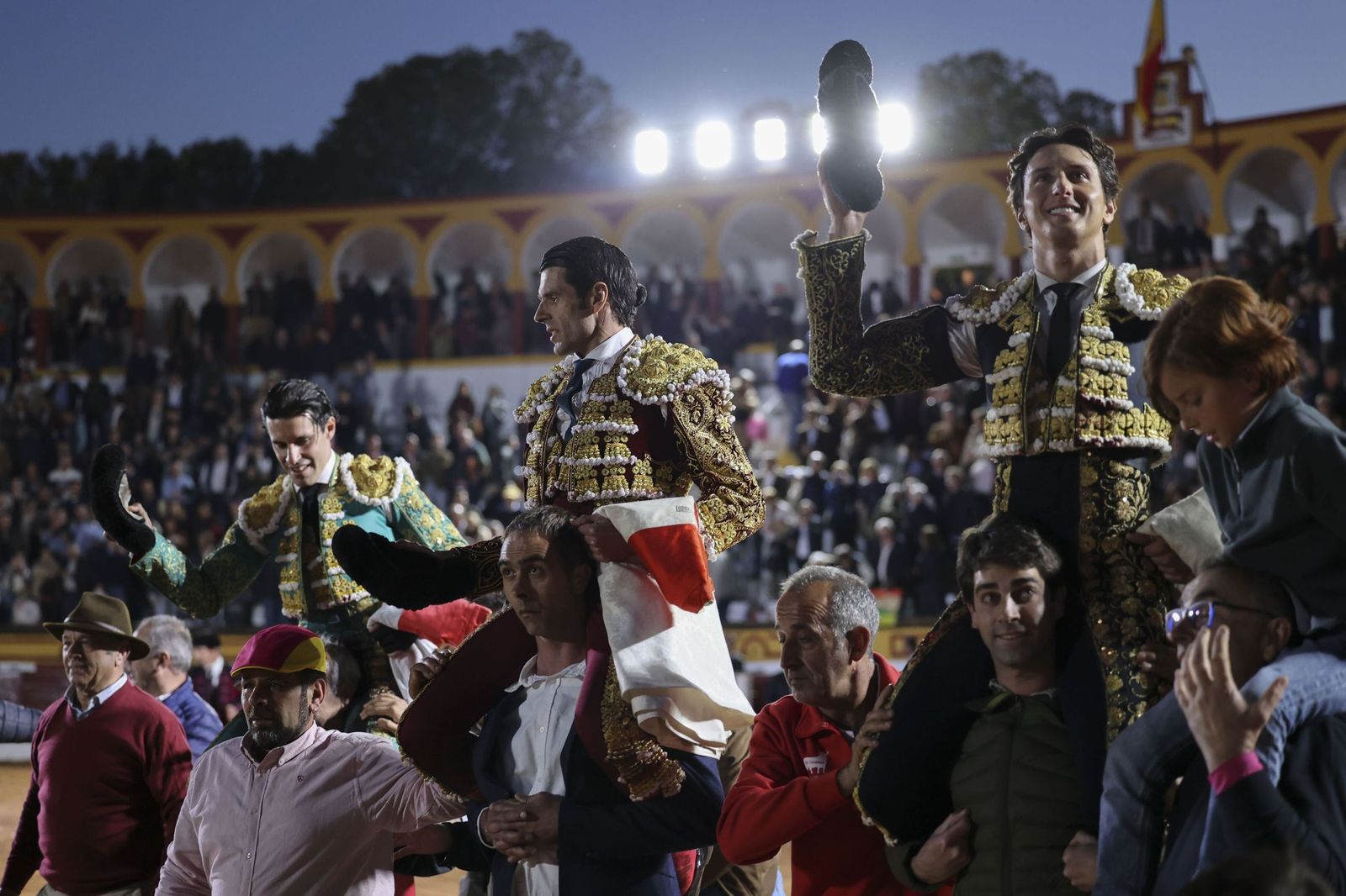 Talavante, Emilio de Justo y Roca Rey cerraron la feria de Olivenza con un gran triunfo.