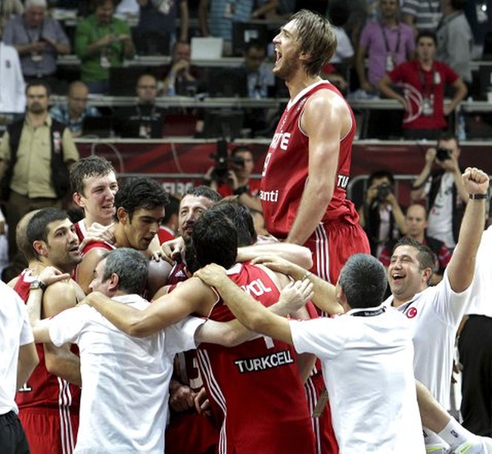 Turquía apea a Serbia y luchará por el oro con EEUU (82-83)