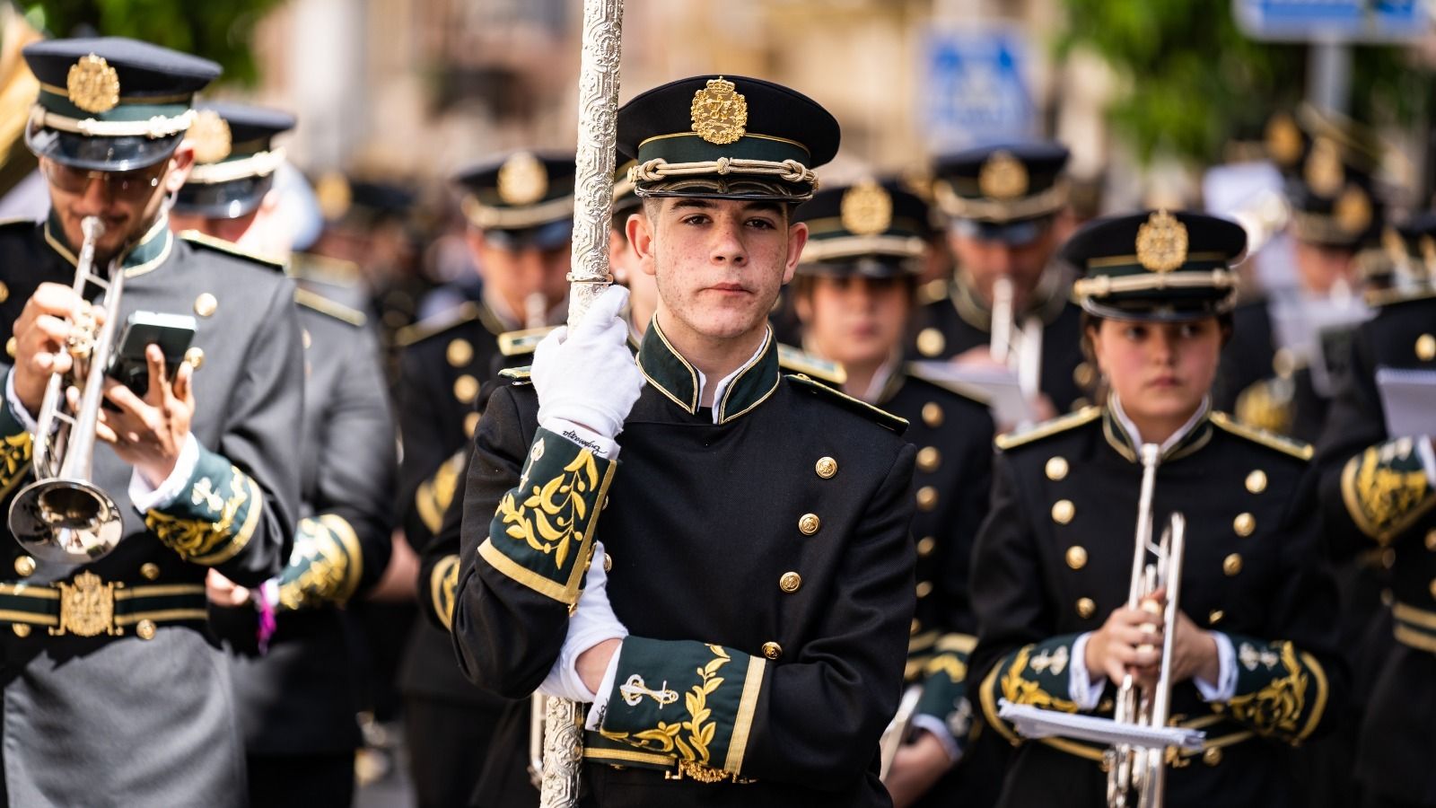 Domingo de Resurrección en Lucena: Procesión de Nuestro Padre Jesús Resucitado y Nuestra Señora de los Ángeles, en imágenes