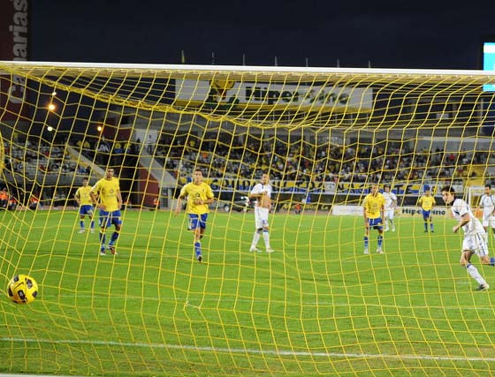 El Xerez da un golpe sobre la mesa y se impune al equipo local con merecimiento alcanzando así la zona de 'play-off' de ascenso. Los de Javi López fueron muy superiores durante todo el encuentro

Foto: LOF