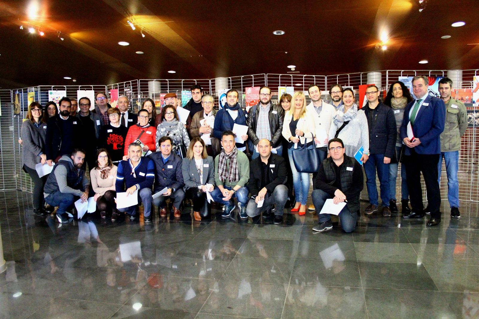 Francisco Góngora y Julia Ibáñez junto a los miembros del jurado que eligió ayer el cartel del Festival de Teatro de El Ejido.