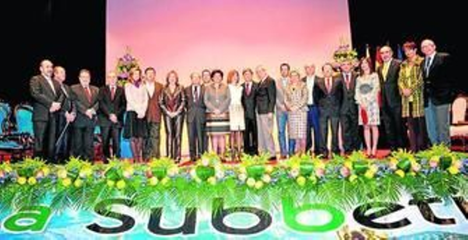 Foto de familia de los galardonados con los reconocimientos.