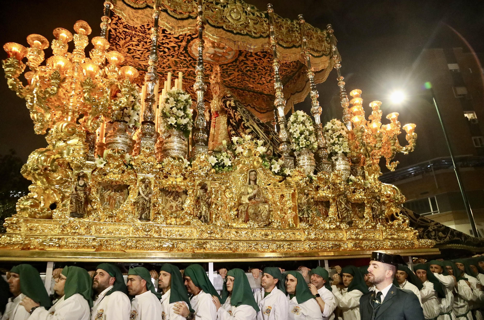La Esperanza en su procesión del Jueves Santo en Málaga, en fotos