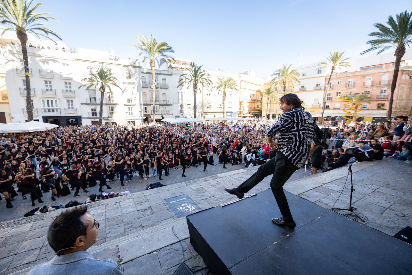 Imágenes del 'flashmob' por el Día del Flamenco en Cádiz