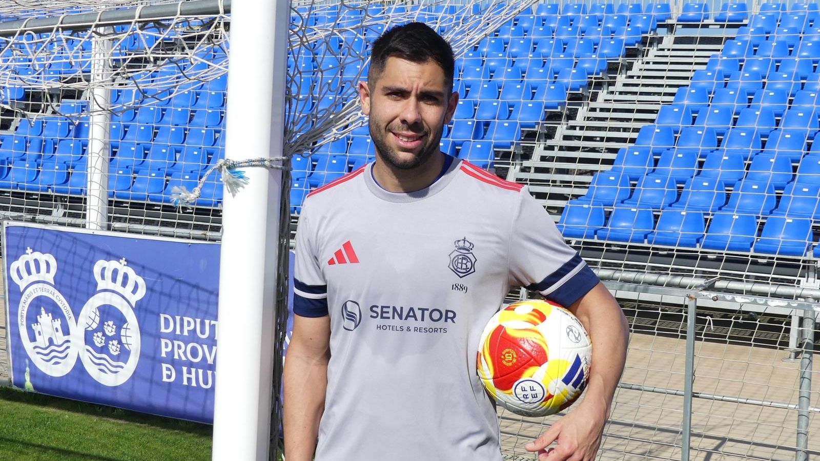 Roni posa en la Ciudad Deportiva Francisco Mendoza.