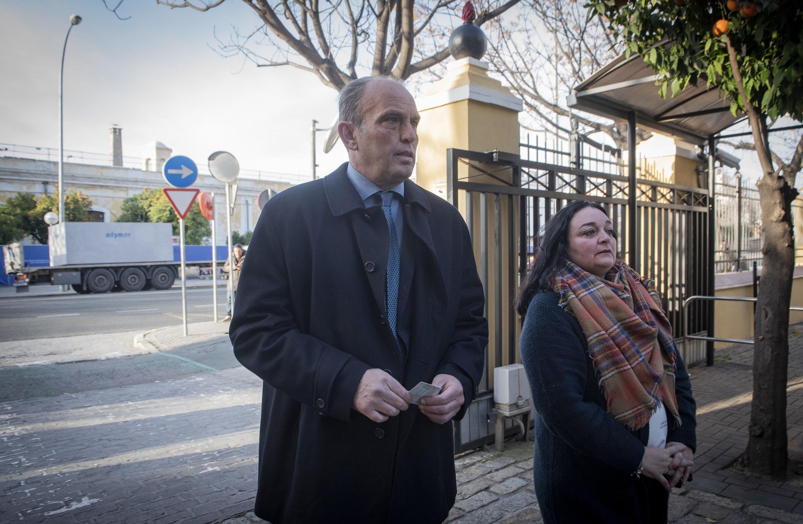 Juan José Jiménez y Chari Cruz, los padres del legionario fallecido, entran en la Delegación de Defensa.