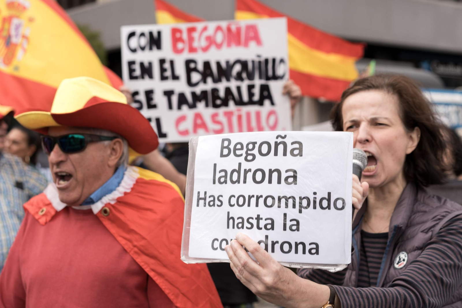 Varias personas protestan contra Begoña Gómez, mujer del presidente del Gobierno, en los juzgados de la Plaza de Castilla.