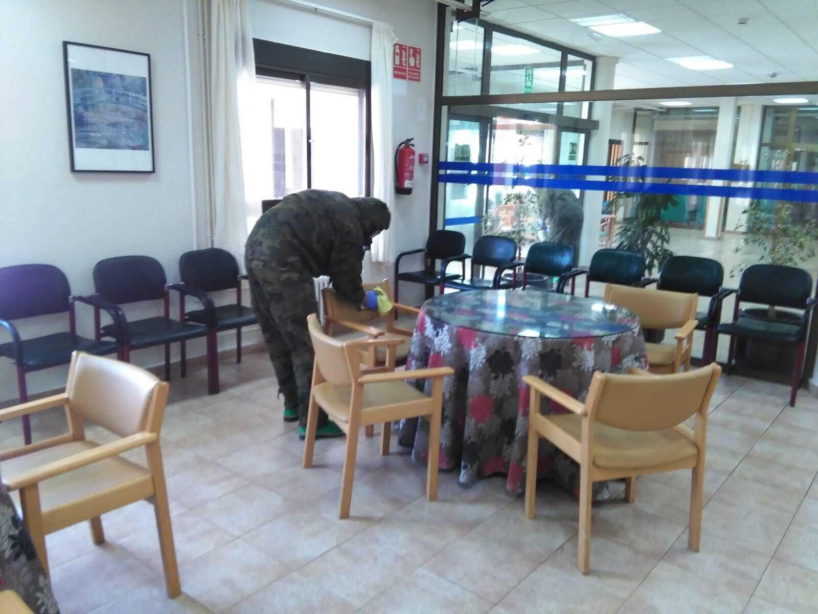 La compañía NBQ de la Legión asume labores de desinfección de residencias de ancianos en Málaga y Albacete