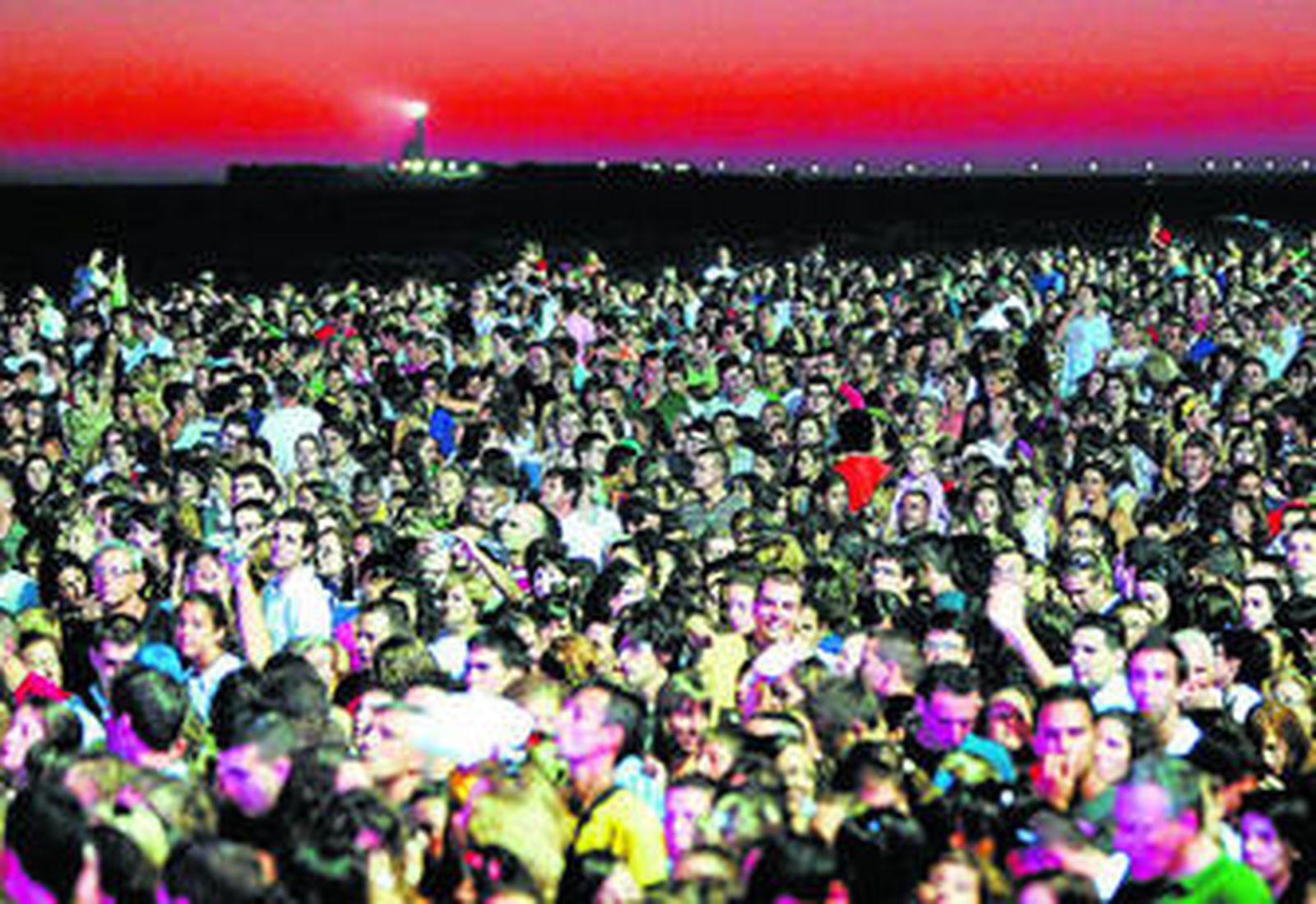 Una multitud de espectadores disfrutan de los conciertos gratuitos de la playa en años anteriores.