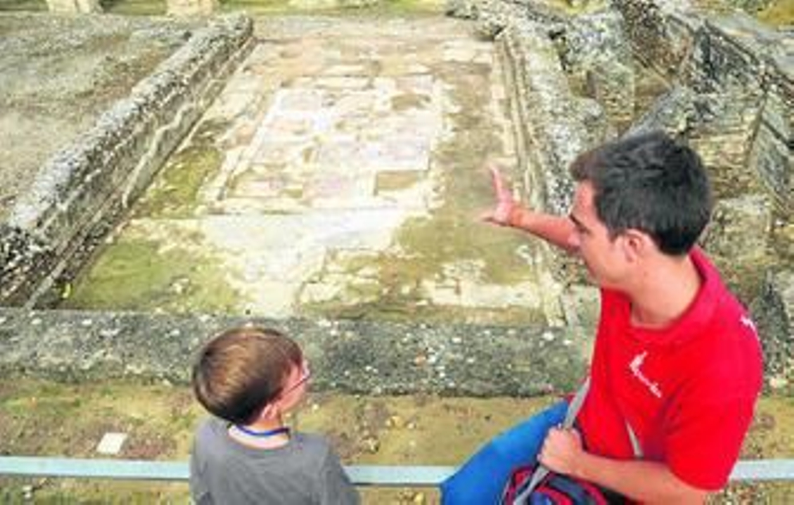 1. Jesús Pozuelo muestra a Javier el mosaico elaborado en 'opus sectile' que se conserva en Itálica. 2. La copia de la escultura de Trajano en uno de los puntos más altos de la ciudad. 3. Uno de los espacios de la Casa de la Exedra.