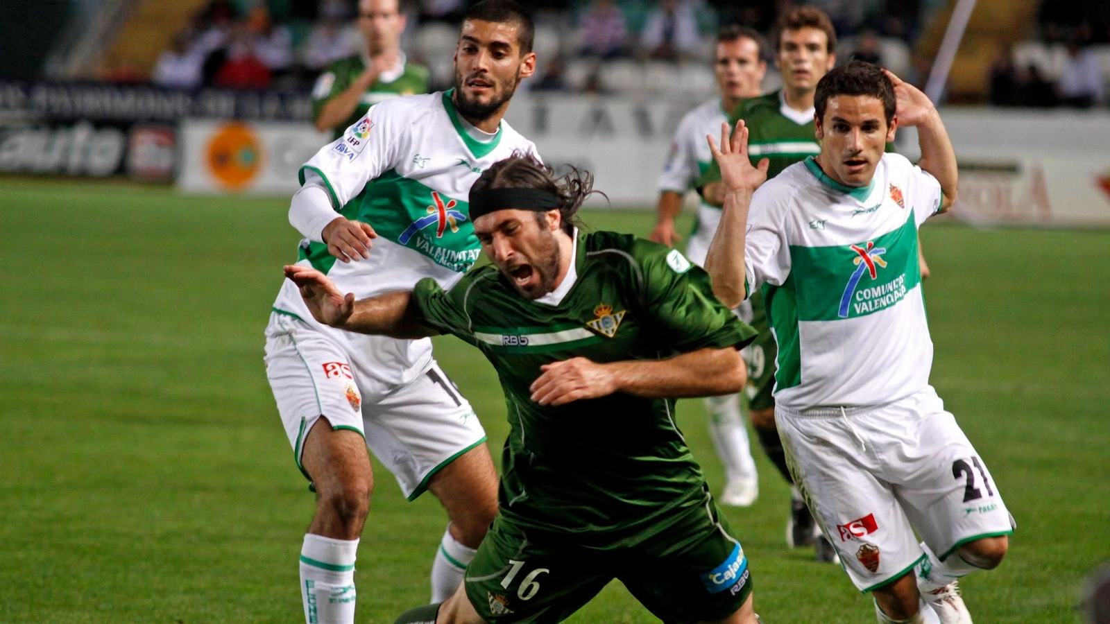 Pavone cae al suelo en la última derrota del Betis en Elche