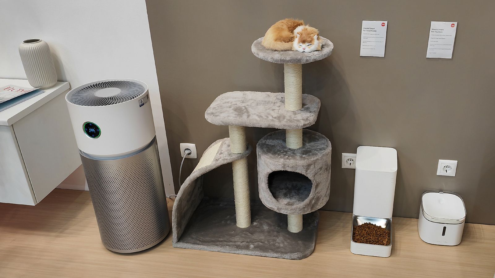 Dispositivos conectados de Xiaomi en el expositor del Mobile World Congress 2023.