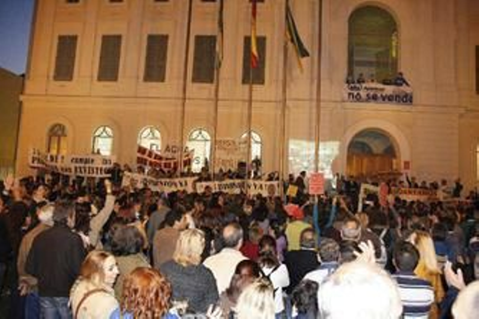 La plaza de Peral llena de personas, con los miembros de Apemsa no se vende asomdos al balcón del Ayuntamiento. /Andrés Mora