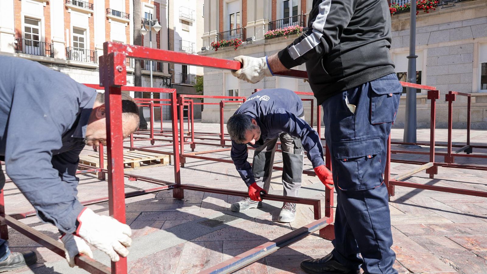 El montaje irá avanzado progresivamente hasta el Viernes de Dolores.