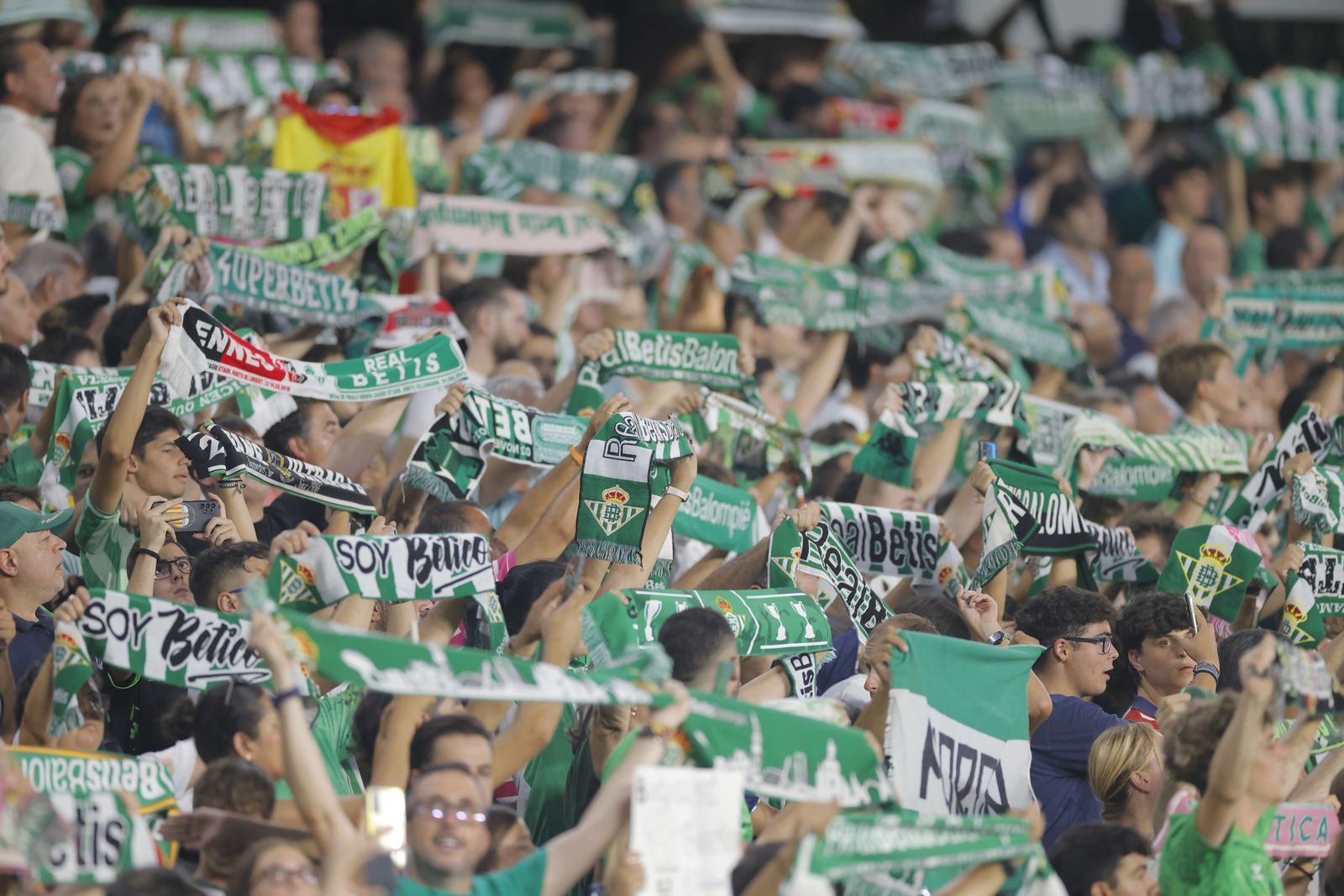 Búscate en las fotos del Betis-Atlético de Madrid