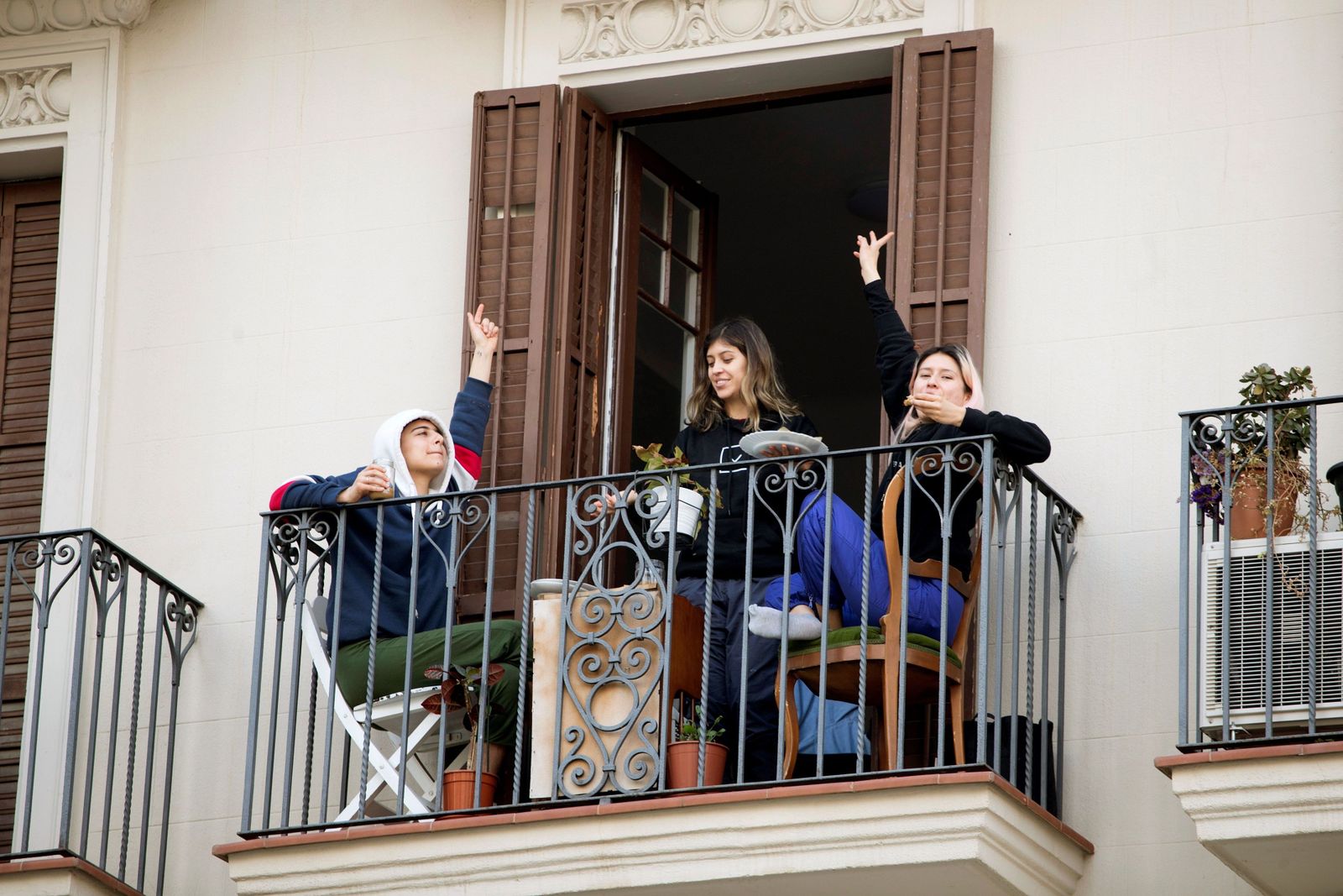 Varias mujeres en un balcón en Barcelona.