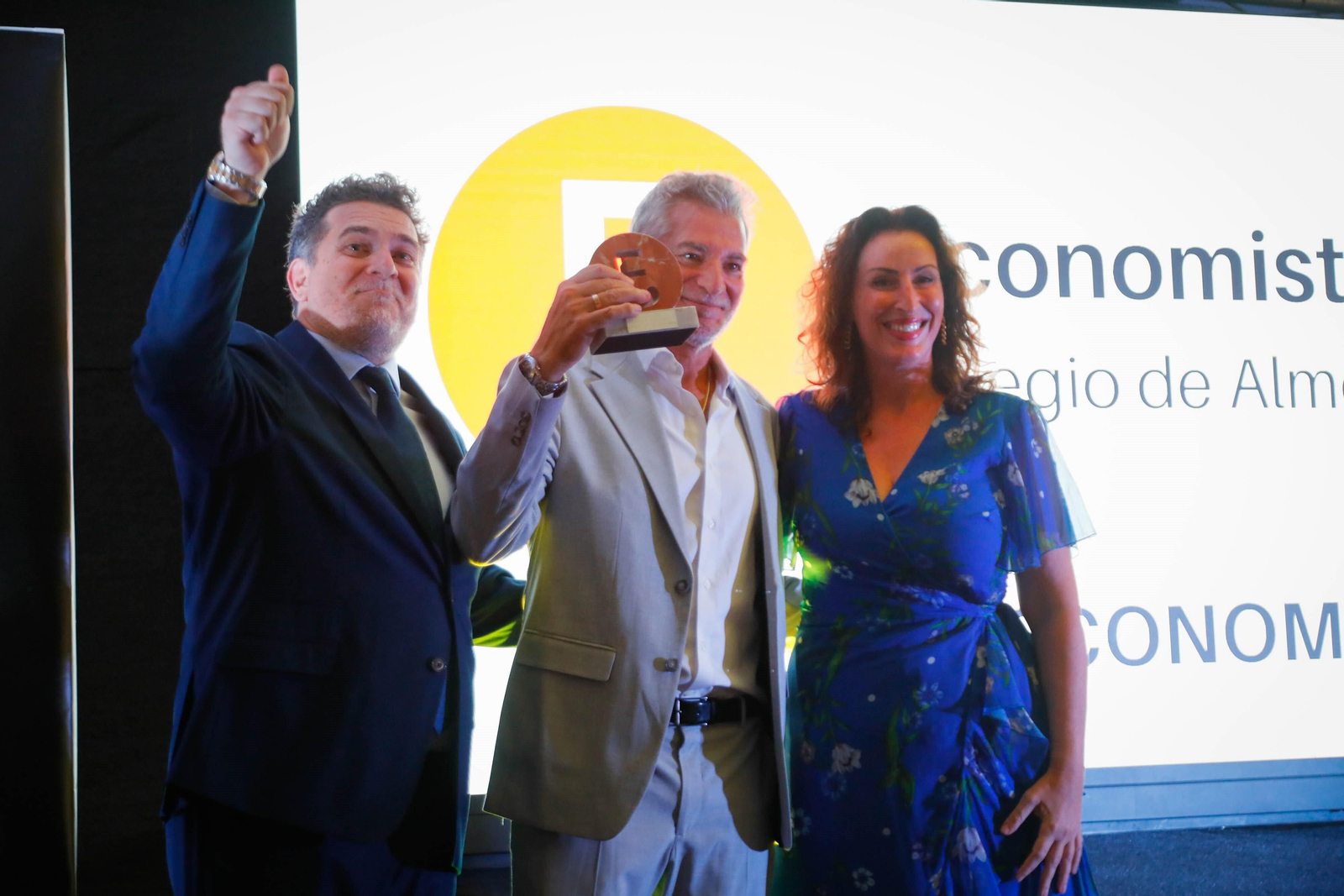 Luis, a la izquierda, y Juan, a su lado con el galardón, tras recibir de manos de la alcaldesa de Almería el Premio Economía 2022.