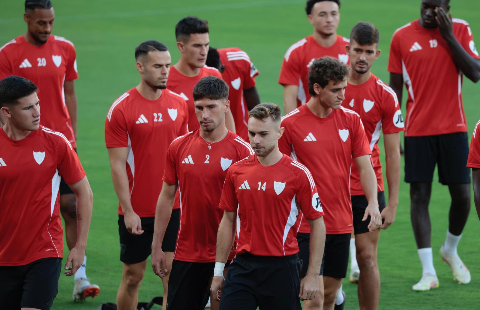 Oso y Ramón Martínez, primeros por la izquierda, junto a otro grupo de futbolistas del Sevilla.