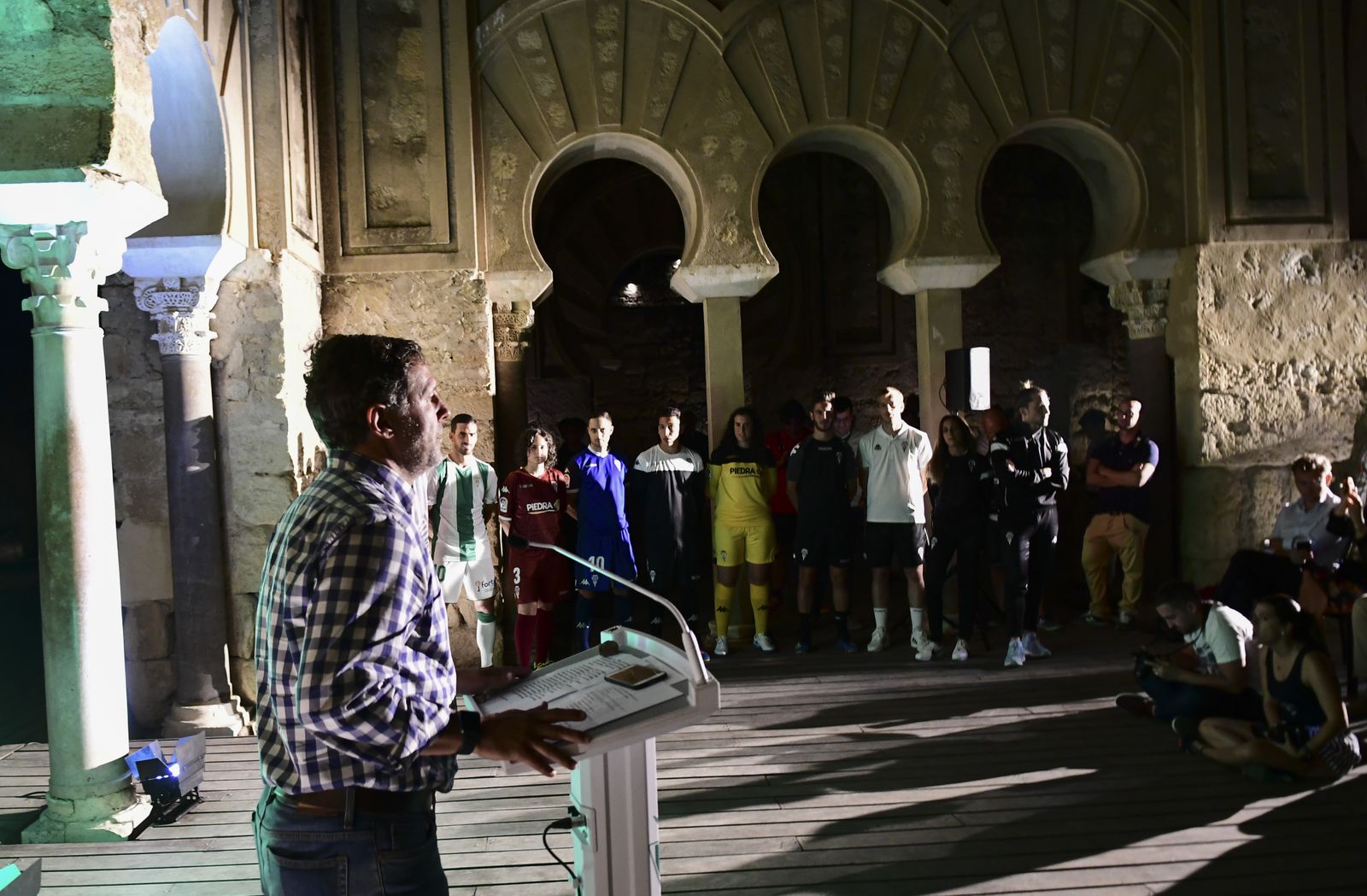 El Córdoba CF presenta sus nuevas camisetas en Medina Azahara