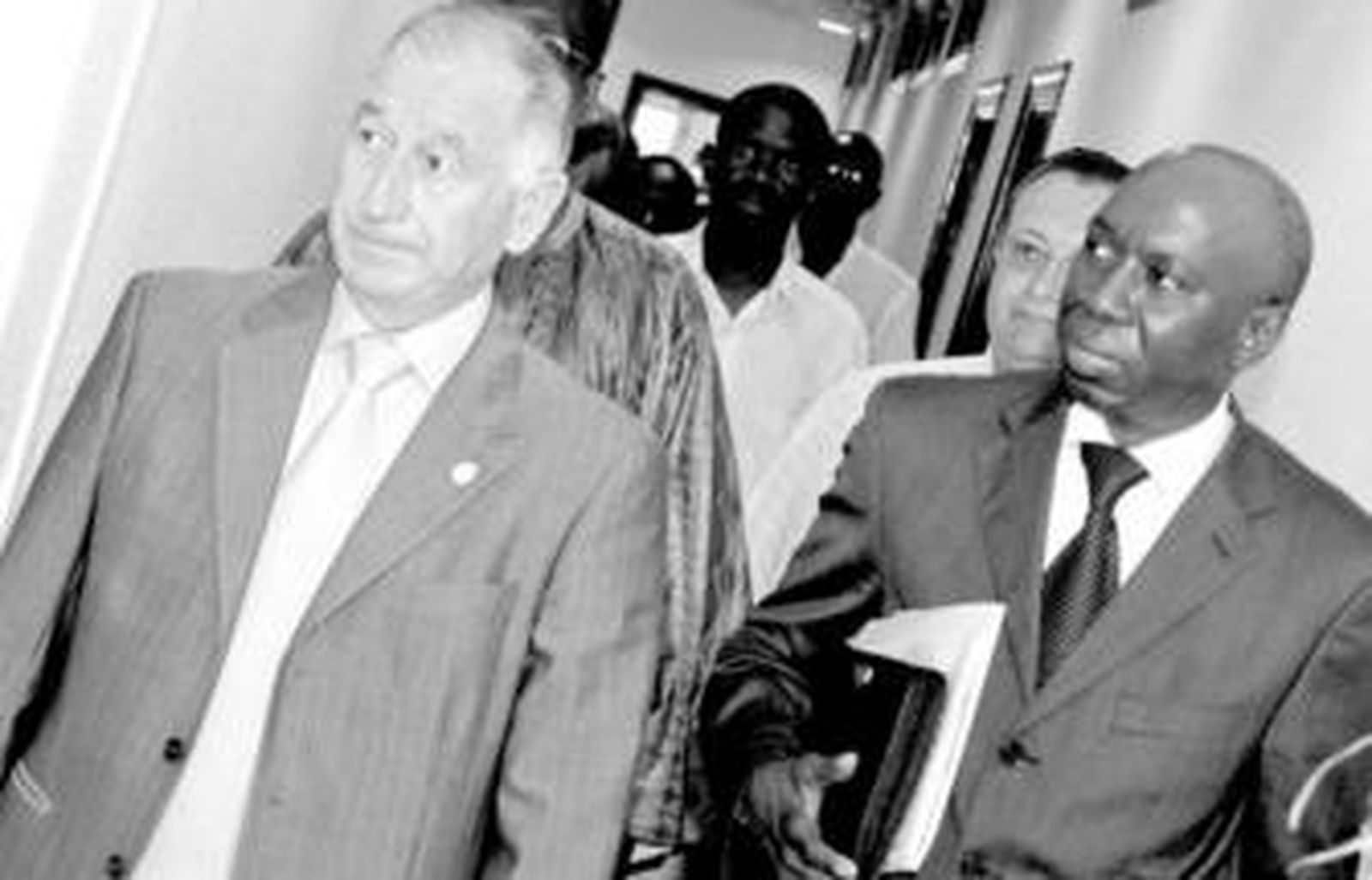 El alcalde de Roquetas junto al embajador de Senegal. Detrás el cónsul y familiares del fallecido.