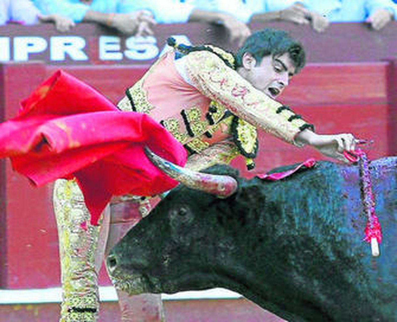 Miguel Ángel Perera entra a matar al tercer toro de la tarde.