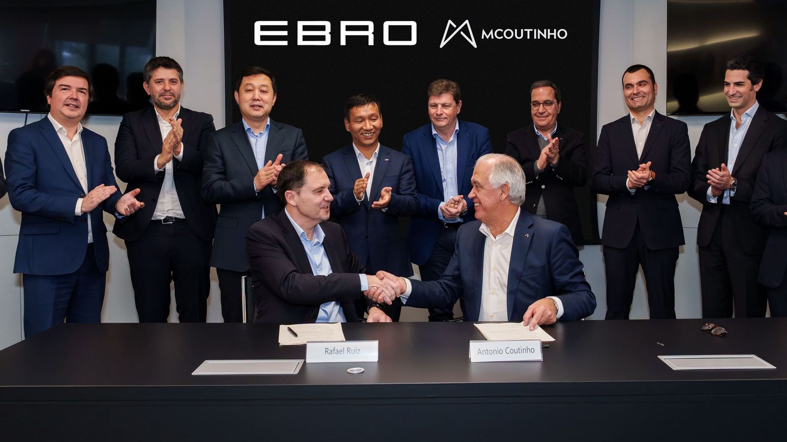Rafael Ruiz, presidente de Ebro EV Motors; y António Coutinho, CEO del Grupo MCoutinho, fueron los firmantes del acuerdo que lleva a Ebro hasta Portugal.