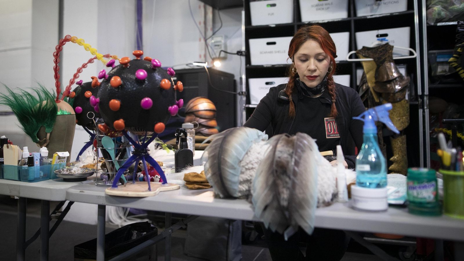 Carolina Farias trabaja para tener a punto los trajes.