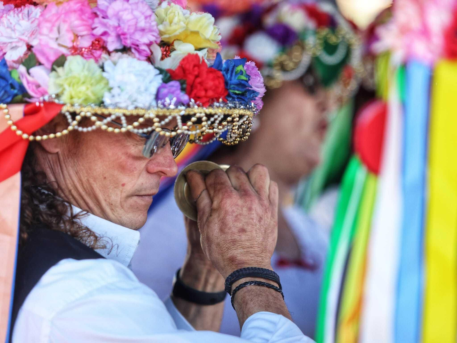 Un fiestero toca los platillos ataviado con el sombrero típico. Un fiestero toca los platillos ataviado con el sombrero típico.