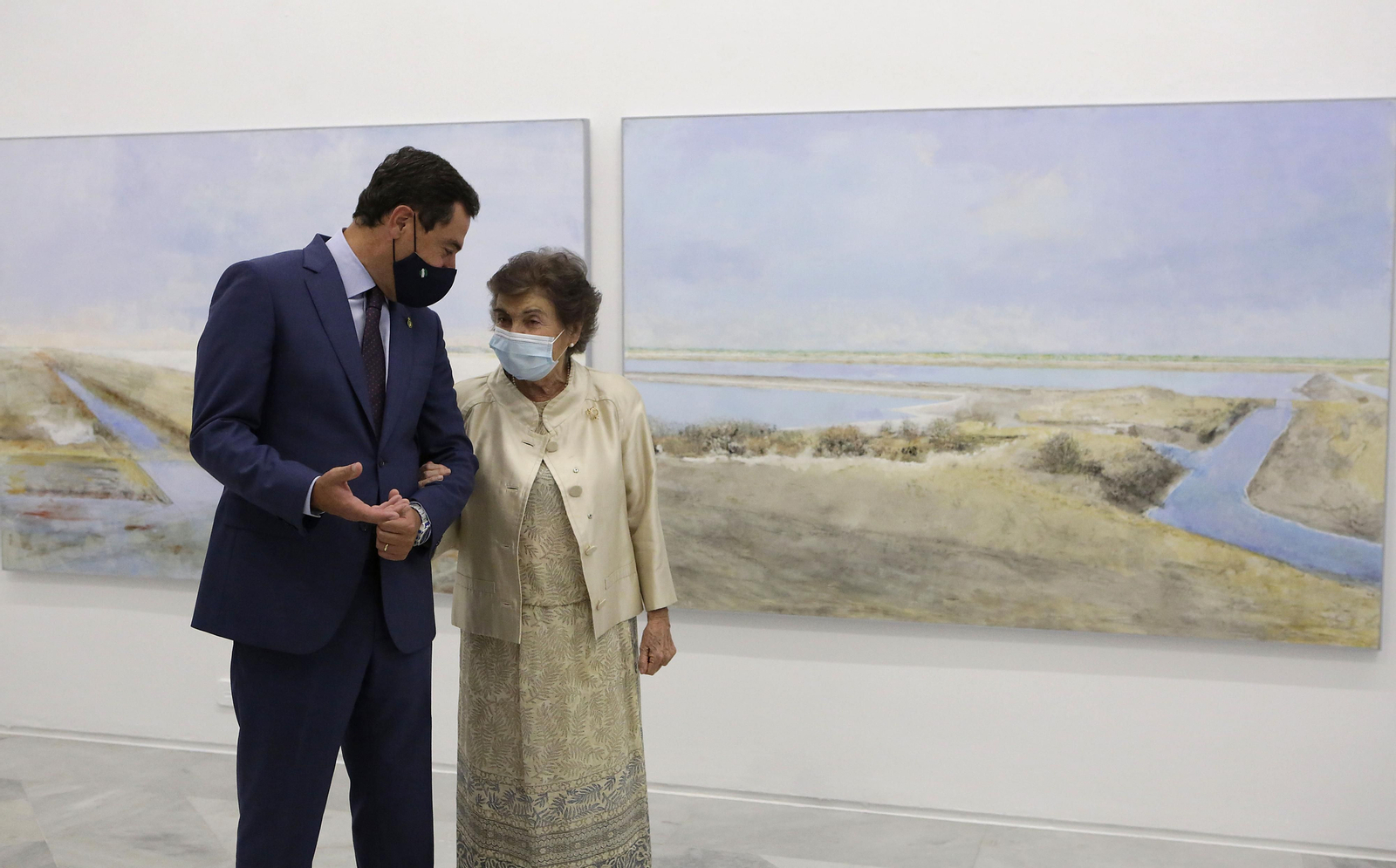 Carmen Laffón,  con el presidente de la Junta Juanma Moreno Bonilla.