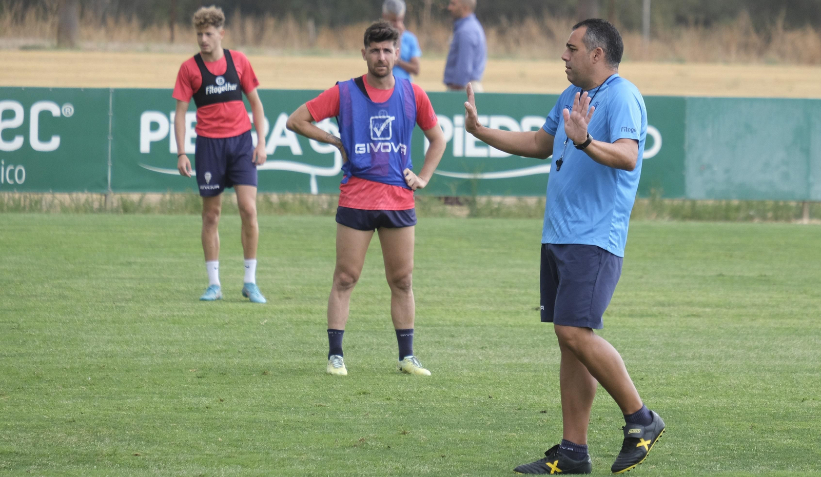 German Crespo hace indicaciones ante Javi Flores y Simo.