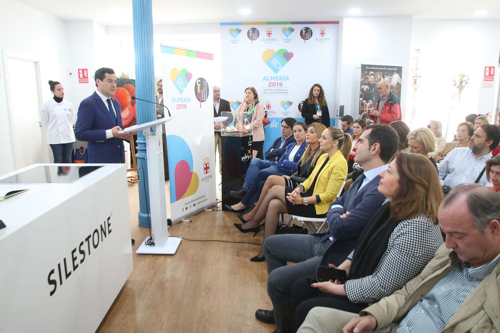 Las imágenes de la visita de Juanma Moreno a Almería