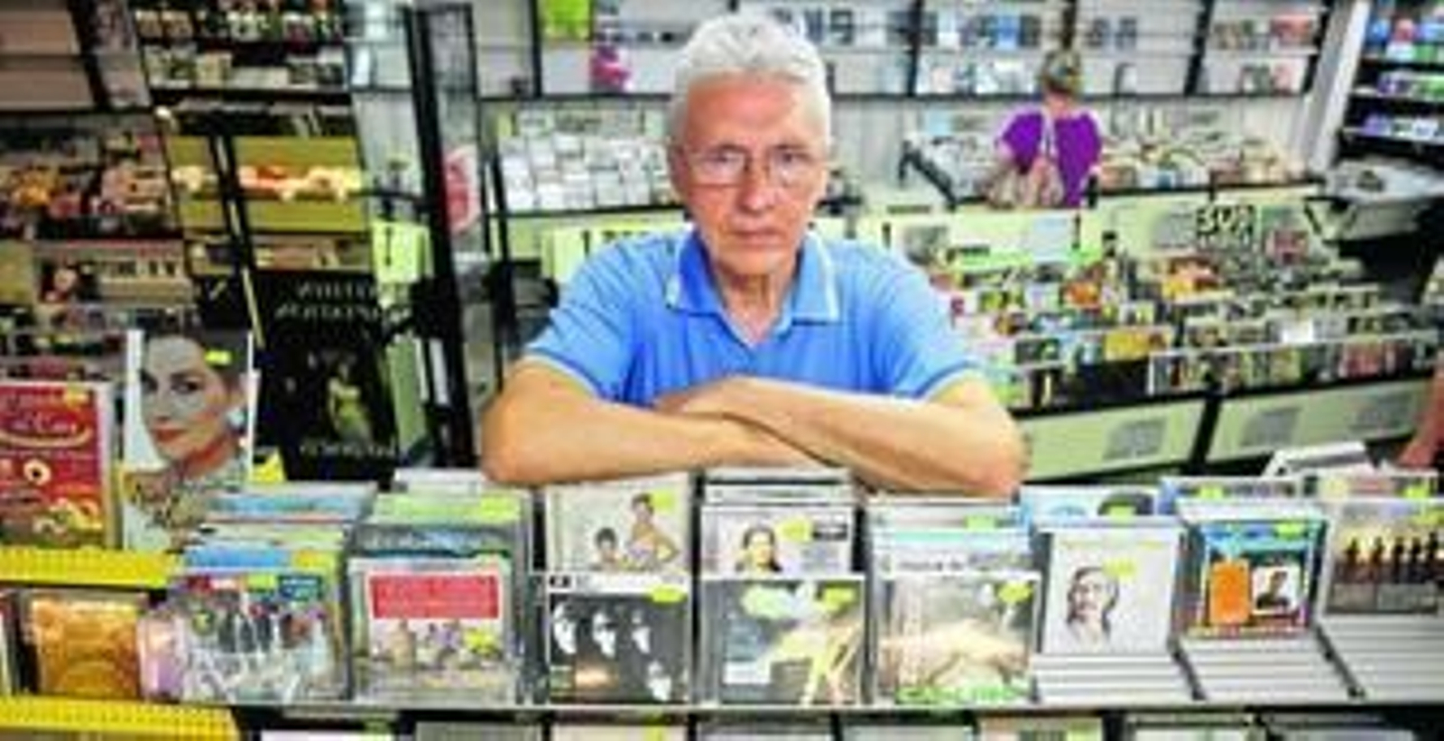 José Antonio Castañeda en la entrada de su tienda, que cerrará el próximo 15 de noviembre. José Antonio Castañeda en la entrada de su tienda, que cerrará el próximo 15 de noviembre.