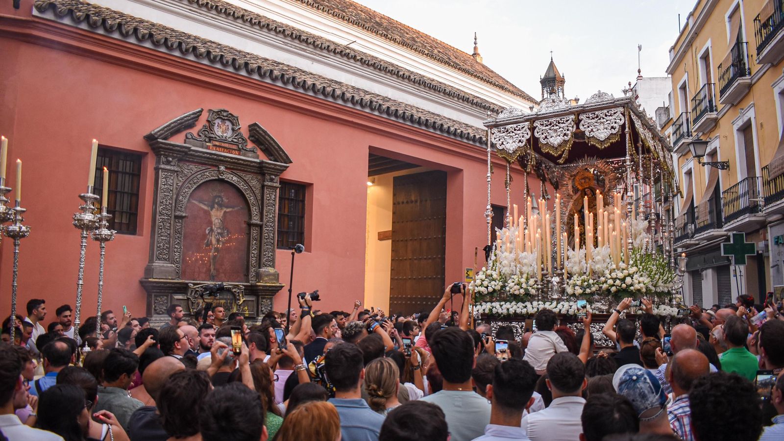 La Virgen del Carmen al poco de salir de su templo